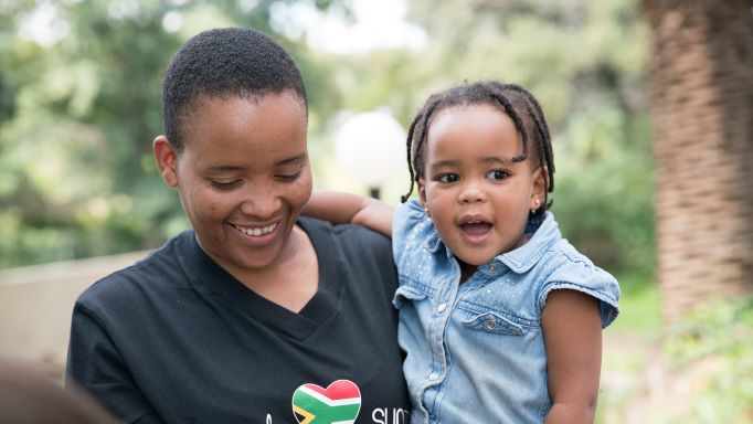 Yvonne Cossa mit ihrer Tochter.